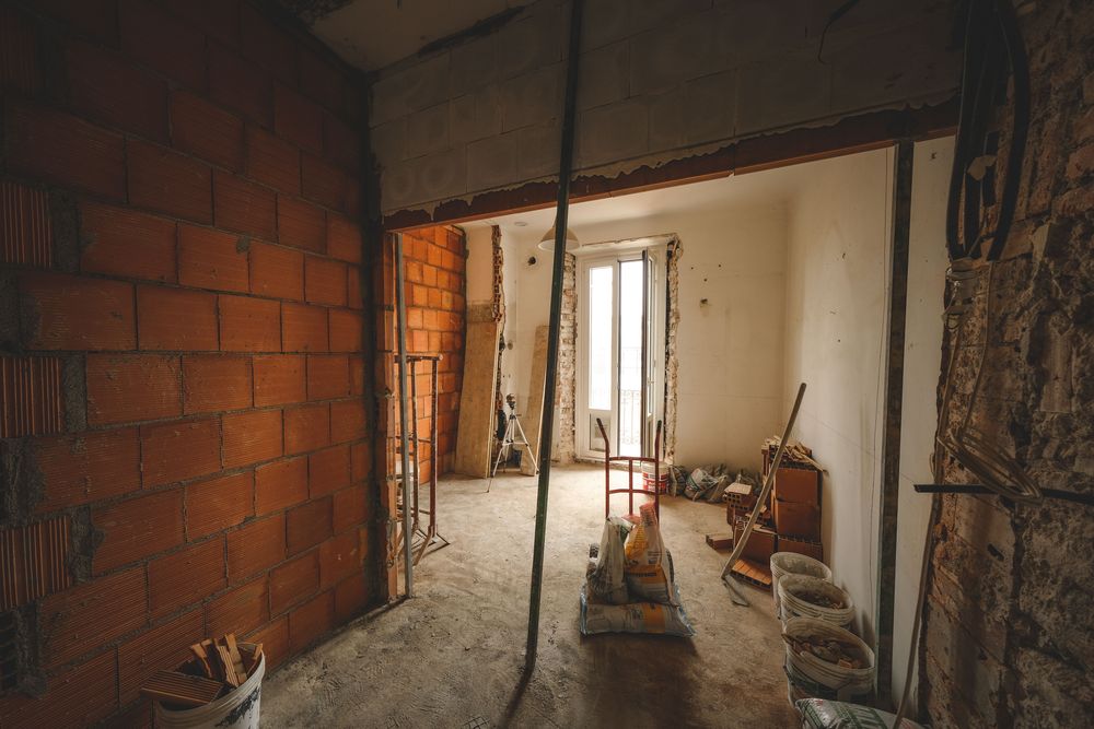Ouverture dans un mur en briques lors d'une rénovation